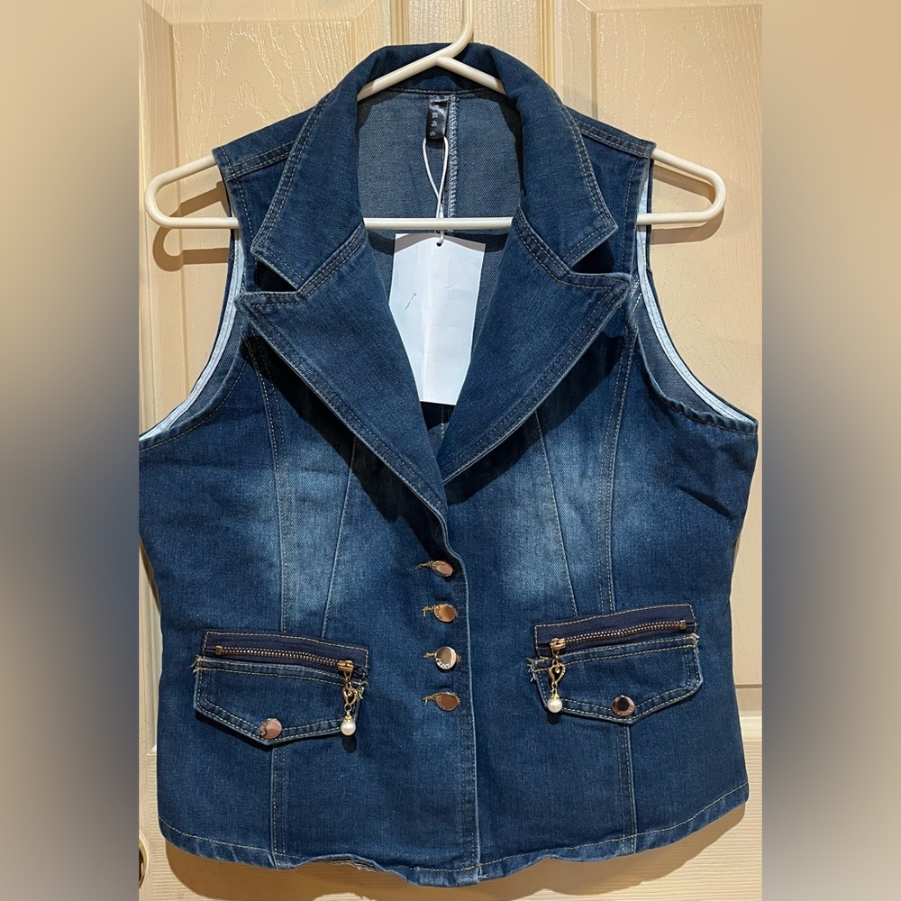 Women's Denim Vest with Zipper Pockets, Size Medium